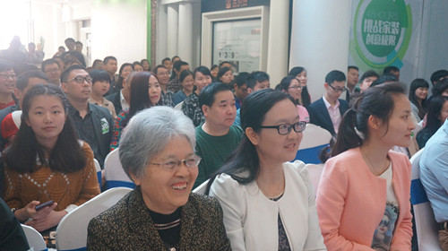 說(shuō)明: 近百位家庭選手的<a href='/websupersearch.jhtml?keyword=海選'>海選</a>現(xiàn)場(chǎng)_副本.jpg